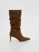 Kozaki damskie - Reserved - Zamszowe kozaki z marszczeniem - beżowy - miniaturka - grafika 1