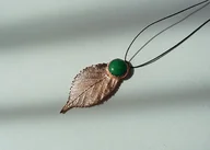 Wisiorki - Miedziany wisiorek Liść Jeżyny z jadeitem - miniaturka - grafika 1