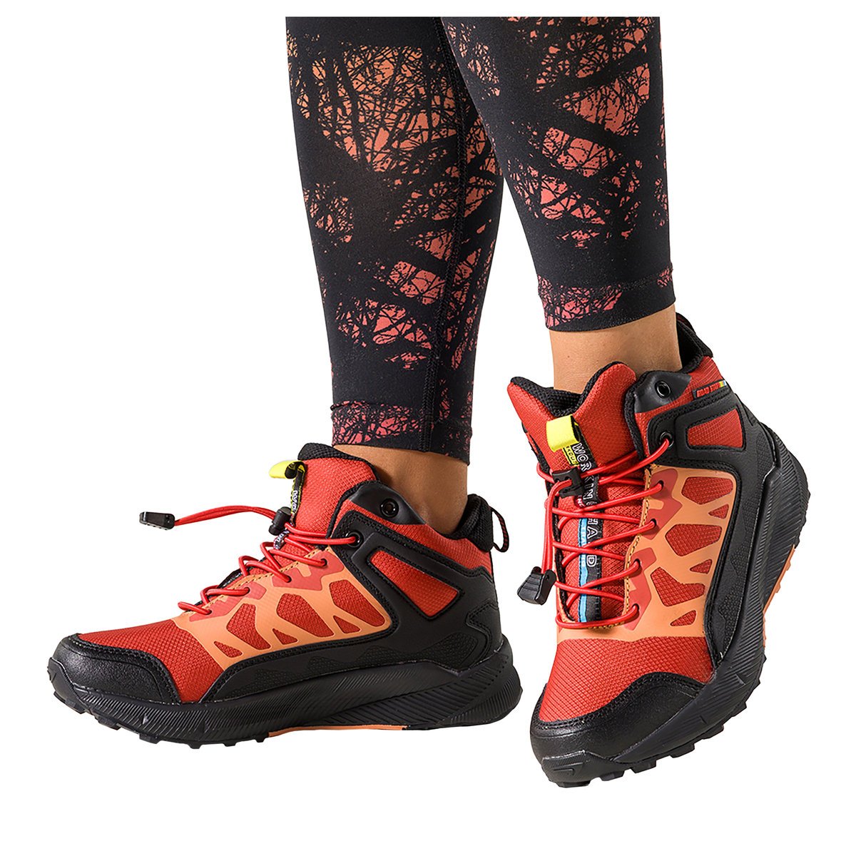 Czerwone buty sportowe trekkingowe damskie wodoodporne na bieżnikowanej podeszwie z regulowaną elastyczną sznurówką pomarańczowe wstawki Casu 7493-6..