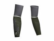 Ściągacze i opaski sportowe - COMPRESSPORT Rękawki kompresyjne ARMFORCE ULTRALIGHT szaro-zielone - miniaturka - grafika 1