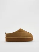 Śniegowce damskie - Reserved - Zamszowe chodaki na platformie - beżowy - miniaturka - grafika 1