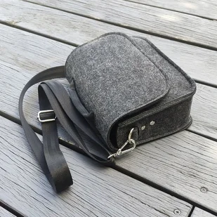 Mała klasyczna torebka listonoszka filcowa z klapką - grafitowa - Torebki damskie - miniaturka - grafika 1