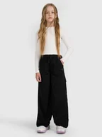 Spodnie i spodenki dla dziewczynek - 4F Spodnie casual cargo dziewczęce - czarne 122 (6-7 lat) - miniaturka - grafika 1