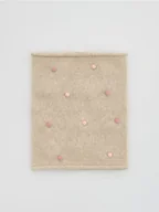 Apaszki i szaliki damskie - Reserved - Dzianinowy komin z aplikacją - kremowy - miniaturka - grafika 1