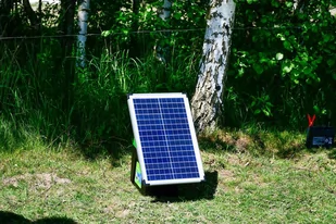 KERBL Elektryzator akumulatorowy TITAN A 8000 8,0 J + Panel słoneczny 25W do elektryzatorów - Smycze dla psów - miniaturka - grafika 3
