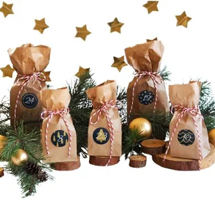 Kalendarz Adwentowy - Torebki Papierowe Kraft - Naklejki Czarno Złote Czerwony Sznurek Diy - Ozdoby bożonarodzeniowe - miniaturka - grafika 1