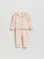 Komplety dla niemowląt - Reserved - Dzianinowy komplet z falbanką - złamana biel - miniaturka - grafika 1
