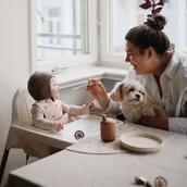 Miseczki i talerzyki dla dzieci - Mushie Silikonowy Talerzyk z Przyssawką Classic Blush - miniaturka - grafika 1