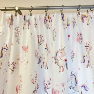 Gotowa zasłona do pokoju dziecka na taśmie, Jednorożce kolor biały, rozmiar 140x250 cm - Firany i zasłony dla dzieci - miniaturka - grafika 1