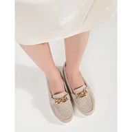 Mokasyny damskie - Goodin Skórzane beżowe mokasyny z łańcuchem na platformie beżowy - miniaturka - grafika 1