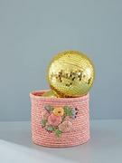 Rękodzieło - RICE - Raffia okrągły kosz z haftem kwiatowym w kolorze różowym - duży różowy - miniaturka - grafika 1