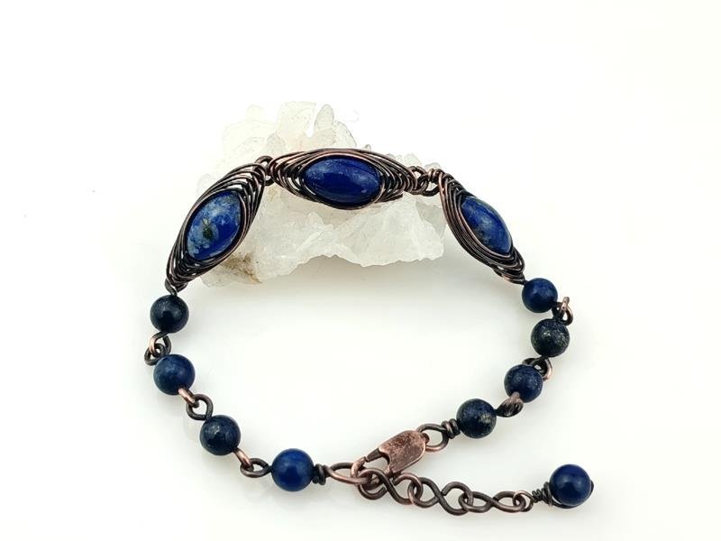 Bransoletka miedziana z lapis lazuli, obwód od 18.5 do 20.5 cm, waga 14.1 grama, prezent z okazji 9 rocznicy ślubu, rękodzieło