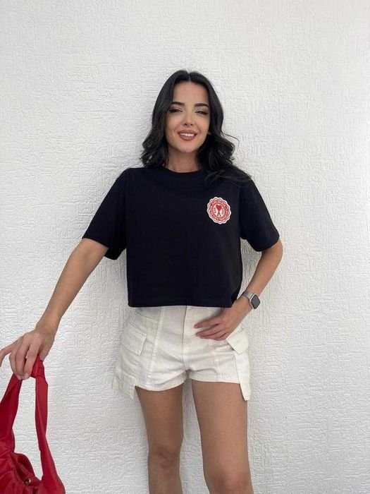 Krótka koszulka z haftowanym sercem - czarny