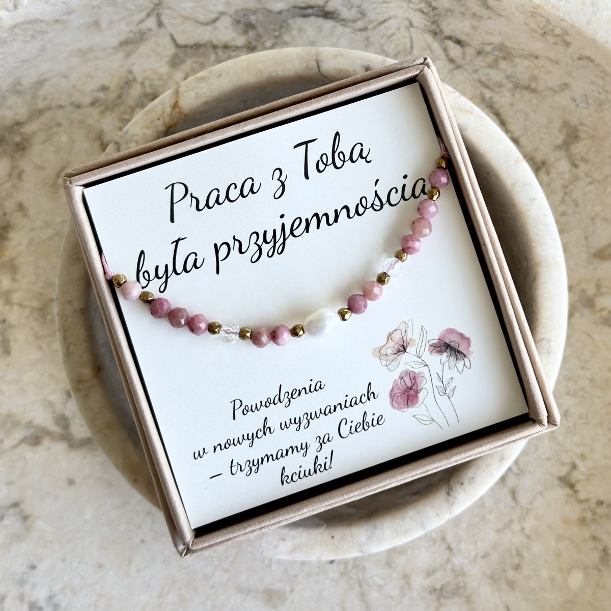 Bransoletka PRACA Z TOBĄ BYŁA PRZYJEMNOŚCIĄ na pożegnanie z pracy – rodochrozyt, perła i kryształ górski prezent z podziękowaniem
