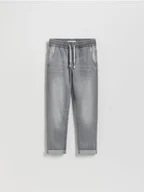 Spodnie i spodenki dla chłopców - Reserved - Elastyczne jeansy carrot - jasnoszary - miniaturka - grafika 1