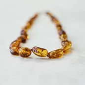 Naszyjniki - Klasyczny naszyjnik z bursztynu bałtyckiego - Koniakowy Bursztyn Bałtycki - miniaturka - grafika 1