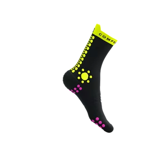COMPRESSPORT Skarpetki do biegania trailowe ProRacing Socks V4 Trail black/safe yellow/neo pink - Skarpetki sportowe męskie - miniaturka - grafika 4