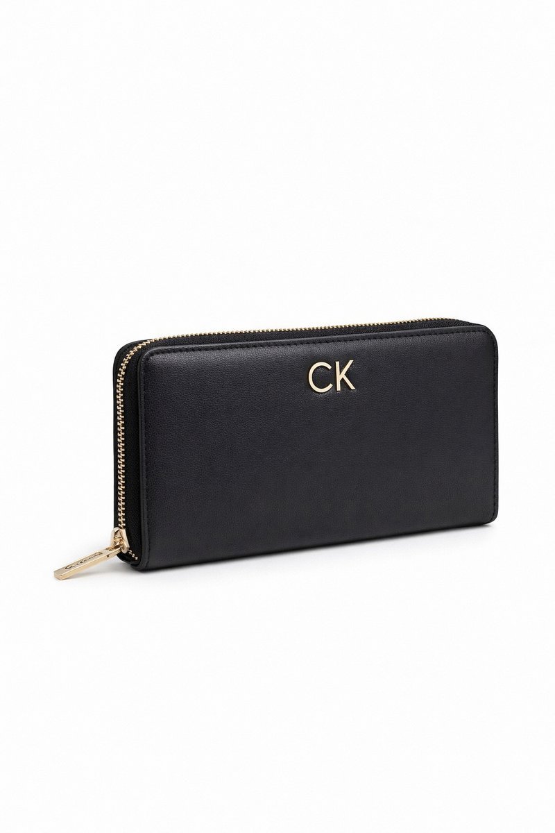 CALVIN KLEIN CZARNY PORTFEL Z LOGO NA ZAMKU Z MIEJSCEM NA BILON 1I4A