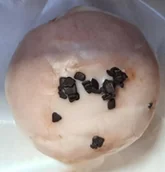 Inne pieczywo - Pączek z toffi i lukrem 90 g, rozmrożony - miniaturka - grafika 1