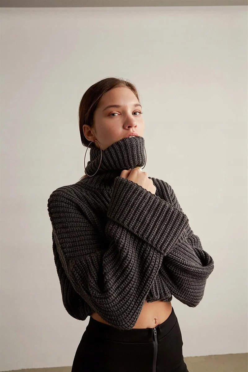 VITKALI KRÓTKI SWETER Z WEŁNĄ LENEM I GOLFEM Z LUŹNYMI RĘKAWAMI M 5HA