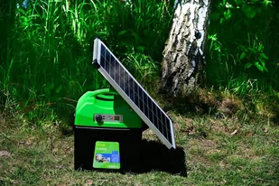 KERBL Elektryzator akumulatorowy TITAN A 8000 8,0 J + Panel słoneczny 25W do elektryzatorów - Smycze dla psów - miniaturka - grafika 2