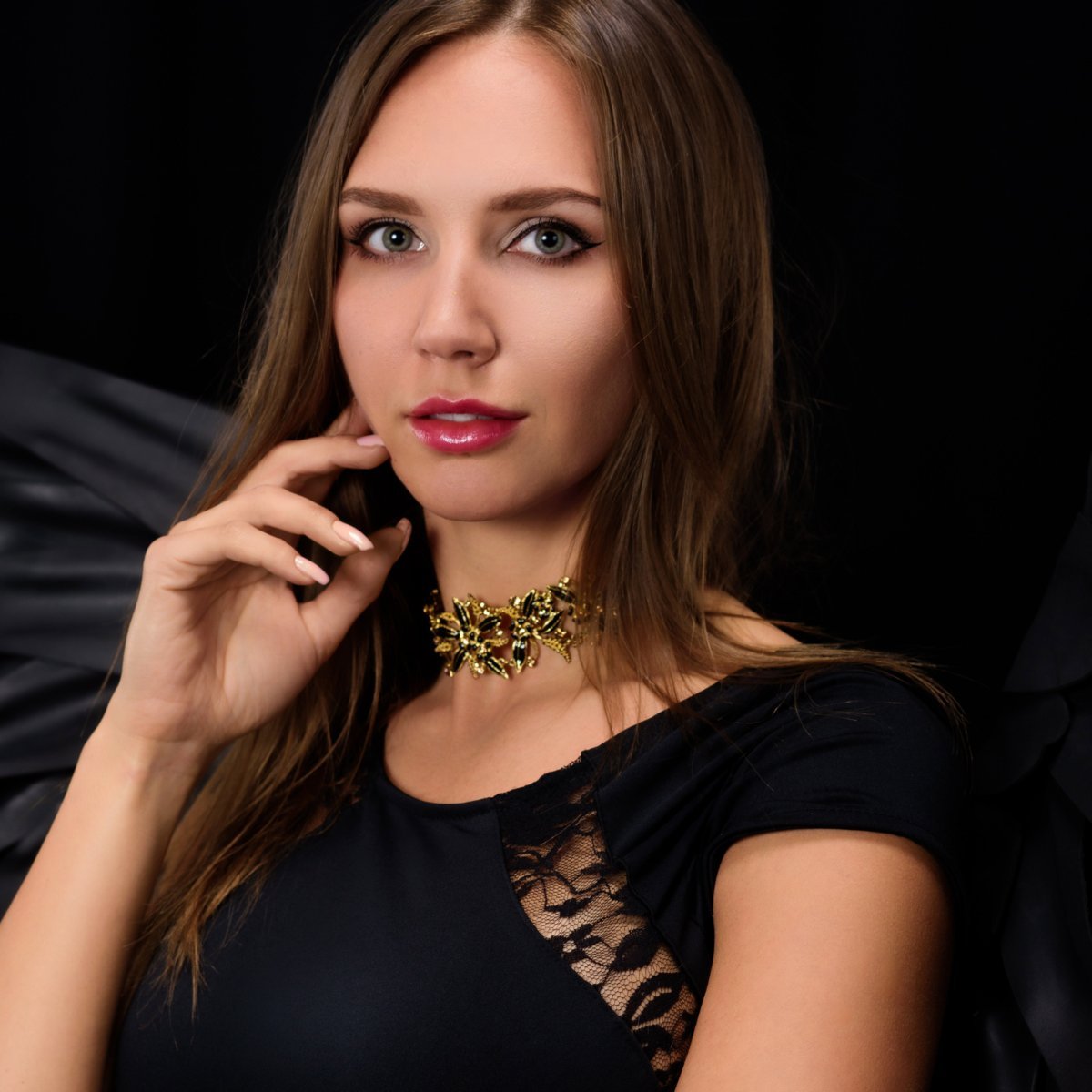 Naszyjnik z kwiatowym wzorem z kryształkami z kolekcji Blossom (C24/JES/02/2AU)