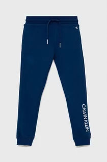 Spodnie damskie - Calvin Klein Jeans Jeans Spodnie bawełniane dziecięce kolor granatowy z nadrukiem - grafika 1