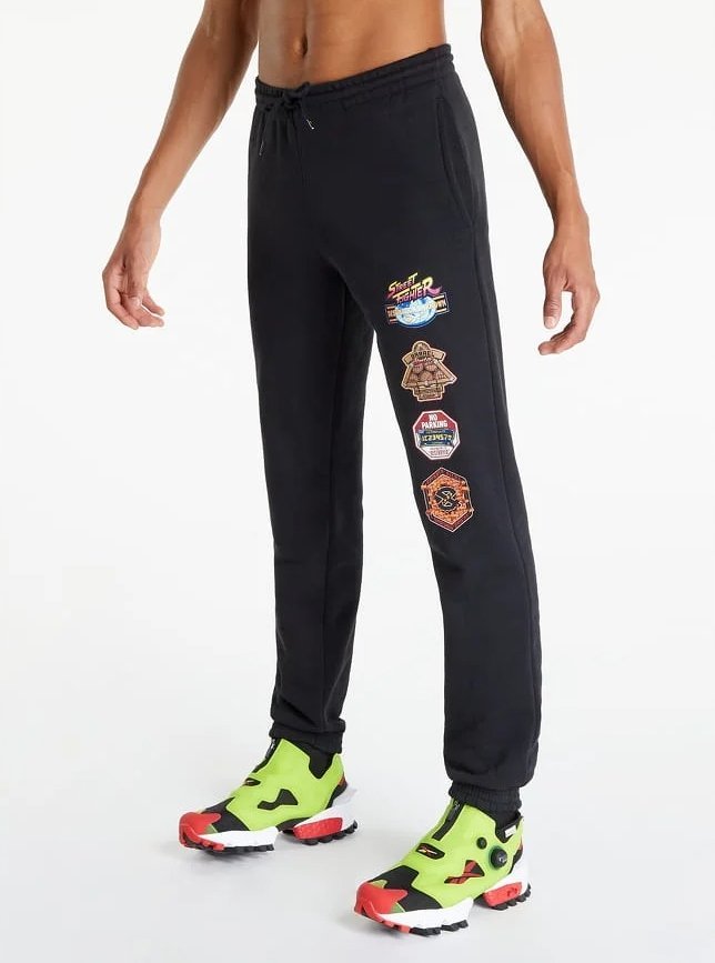 REEBOK SPODNIE DRESOWE MĘSKIE CZARNE Z NADRUKIEM M 0A8C5_A* TŁA