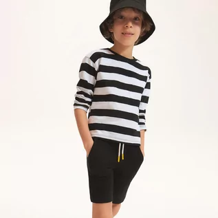 Spodnie i spodenki dla chłopców - Reserved Bawełniane szorty z kieszeniami - Czarny - grafika 1