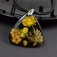 Naszyjniki - Naszyjnik z kwiatami w żywicy - miniaturka - grafika 1