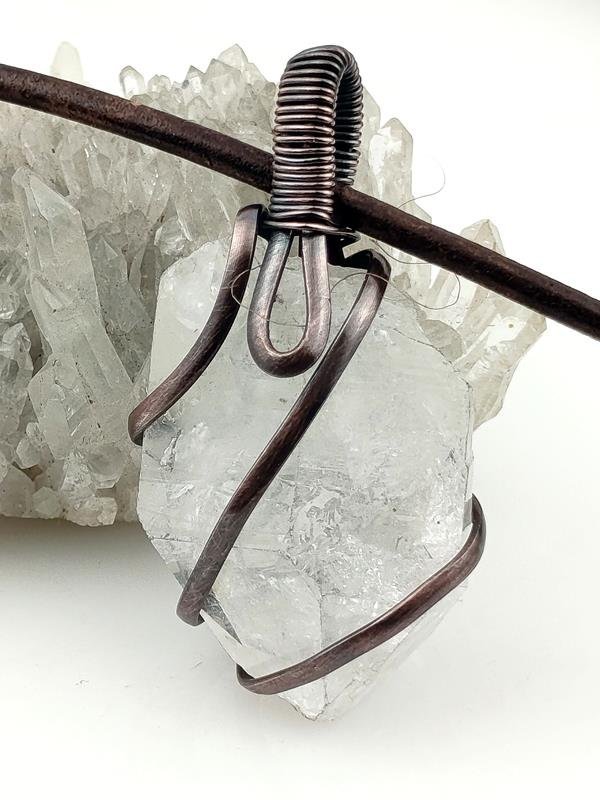 Surowy kryształ górski - męski wisior miedziany (5.2x2.8x2.1 cm) na rzemieniu 70 cm, waga naszyjnika 32 gramy, rękodzieło