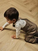 Spodenki dla niemowląt - Lil Atelier Ogrodniczki "London" w kolorze jasnobrązowym - miniaturka - grafika 1