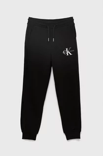 Spodnie i spodenki dla chłopców - Calvin Klein Jeans Jeans spodnie dresowe bawełniane dziecięce kolor czarny z aplikacją - grafika 1