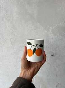 Kubek porcelanowy z pomarańczami LA LUZ - Kubki - miniaturka - grafika 1