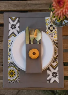 Podkładka na stół i pod talerze szarego koloru - Obrusy i serwetki - miniaturka - grafika 1