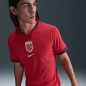 Swetry męskie - Męska koszulka piłkarska Nike Dri-FIT Norwegia Stadium2025 (drużyna kobiet) (wersja domowa) replika - Czerwony - miniaturka - grafika 1