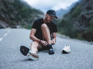 COMPRESSPORT Skarpetki do biegania krótkie ProRacing Socks V4 BLACK EDITION 2023 czarne - Skarpetki sportowe męskie - miniaturka - grafika 3