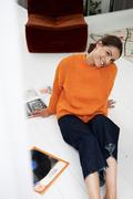 Swetry damskie - Sweter z Kapturem - Jasnopomarańczowy - miniaturka - grafika 1