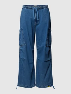 Spodnie męskie - Jeansy z kieszeniami cargo - grafika 1