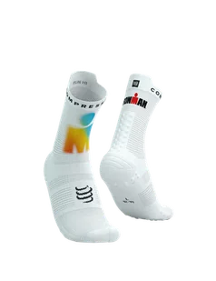 COMPRESSPORT Skarpetki do biegania wysokie PRORACING SOCKS V4 RUN HIGH IRONMAN 2025 white/sunrise - Skarpetki sportowe męskie - miniaturka - grafika 1