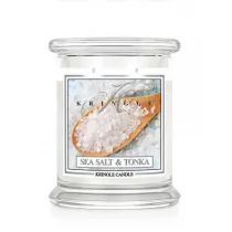Świece - Kringle Candle Średnia świeca zapachowa z dwoma knotami Sea Salt & Tonka 411 g - grafika 1
