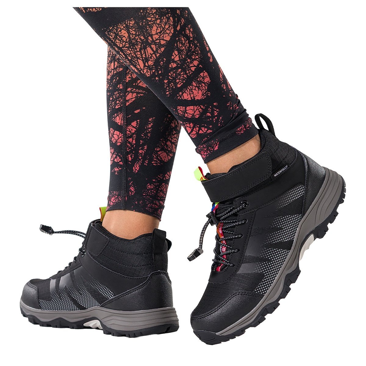 Czarne buty trekkingowe damskie wodoodporne na bieżnikowanej podeszwie z regulowaną elastyczną sznurówką pasek na rzep szare wstawki Casu 7390-8D-39