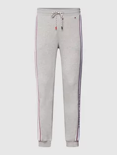 Spodnie sportowe męskie - Spodnie dresowe z paskami w kontrastowym kolorze model ‘PANT’ - grafika 1