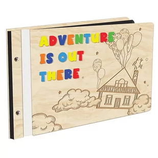 Album Na Zdjęcia Z Doklejanym Napisem W Drewnianej Oprawie Z Czarnymi Kartami Z Grawerem Adventure Is Out There Podróżowanie W Poszukiwaniu Przygód - Albumy fotograficzne - miniaturka - grafika 1