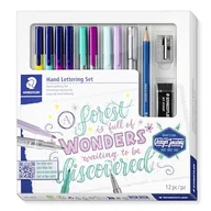 Foliopisy - STAEDTLER Hand Lettering Set Hand Lettering Set Hand Lettering Set, Kartonowe etui w 4 kolorach triplus, 2 triplus fineliner, 2 triplus textsurfer, 1 metaliczny długopis, 1 ołówek do rysowania, 1 - miniaturka - grafika 1