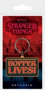 Pyramid International 'Stranger Things' gumowy brelok z wzorem Hopper Lives - oficjalny produkt RK39226C - Breloki - miniaturka - grafika 1