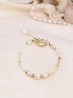 Bransoletki - Pierres de Jade Pozłacana bransoletka z perłami - miniaturka - grafika 1