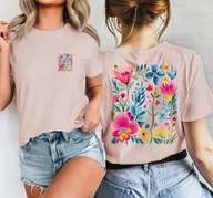 Koszulki i topy damskie - Koszulka damska z motylem - kolor koszulki pudrowy róż - wzór kolorowe kwiaty - miniaturka - grafika 1