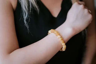 Elastyczna bransoletka z surowego bursztynu bałtyckiego - Bransoletki - miniaturka - grafika 1