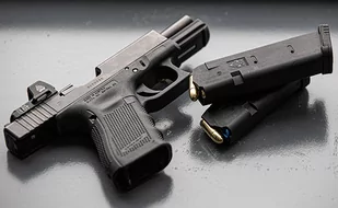 UTG - Magazynek polimerowy Glock 15 nabojów 9x19 mm RBT-GL915 - Osprzęt do wiatrówek - miniaturka - grafika 3